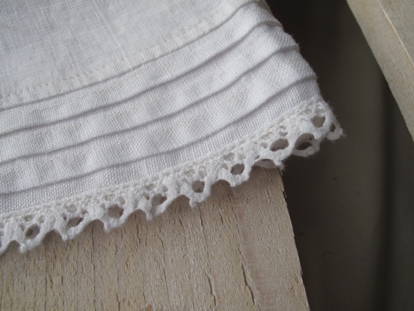 nice things mini - linen shorts with lace details