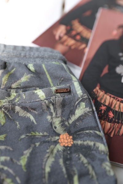 SCOTCH SHRUNK - Sweatshorts mit Dschungelprint